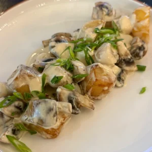 Морской гребешок с грибами, картофелем и луком под соусом «Шампань»